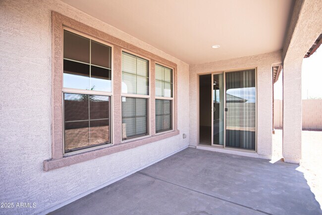 Building Photo - 935 W Finch Dr