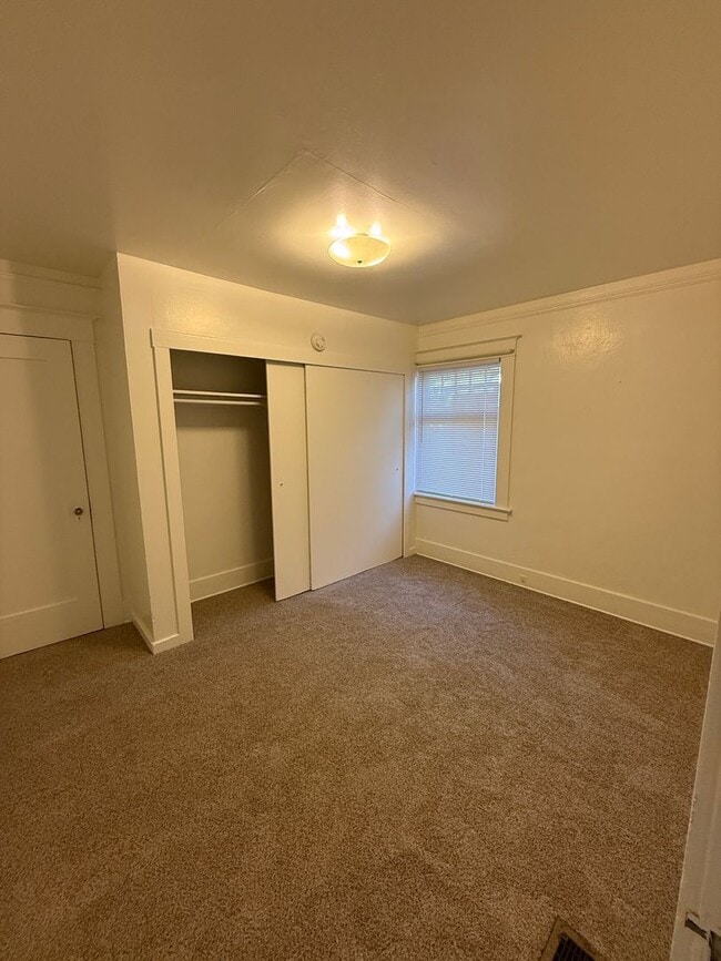 Building Photo - 332 Roberts St