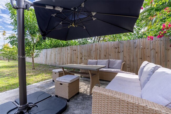 Building Photo - 320 S 28th Ave