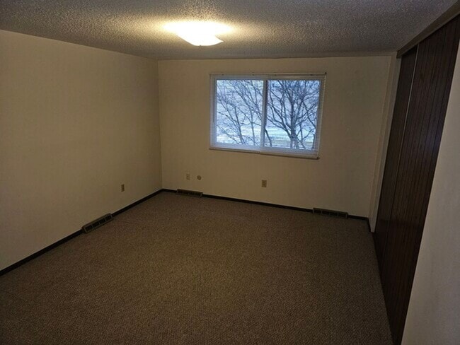 Building Photo - Large Two Bedroom Townhouse with Garage in...