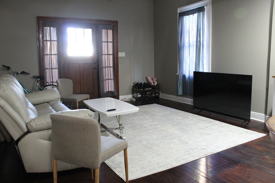 Living room - 1908 Esplanade Ave