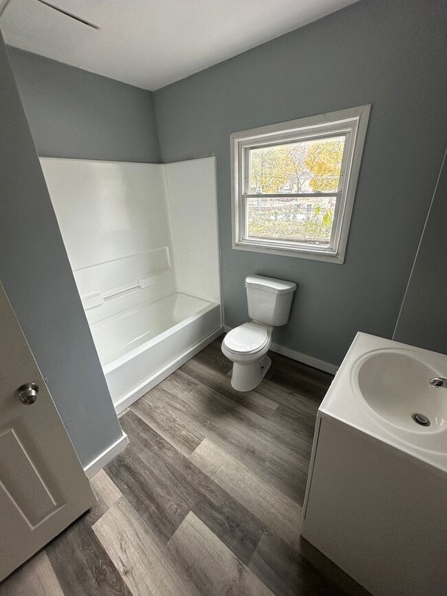 Building Photo - 4 Bed / 2 Bath Sunroom, Updated Kitchen & Spacious Layout!