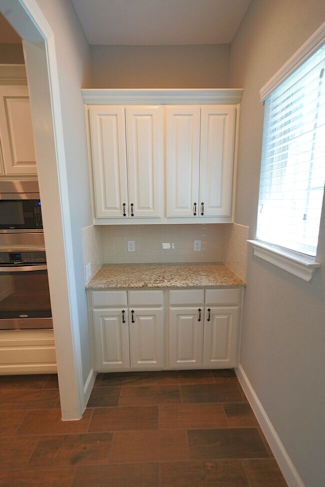 Building Photo - Executive Style Rental Now Available in Bo...