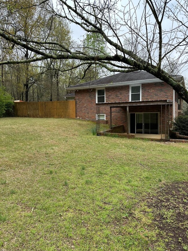 Building Photo - Large Home on the Eastside on a deadened street - Pre Lease