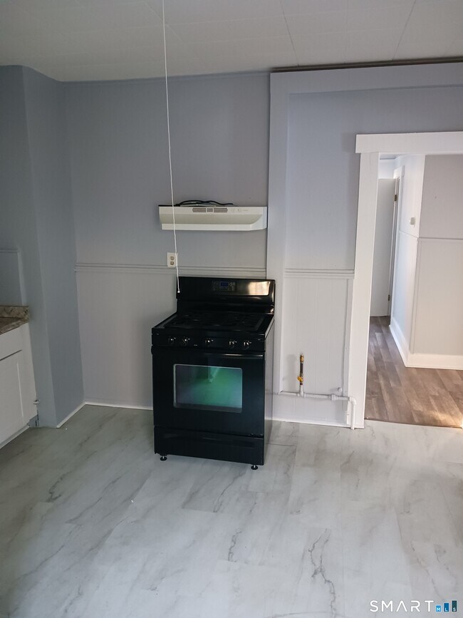 Building Photo - 26 Crescent St