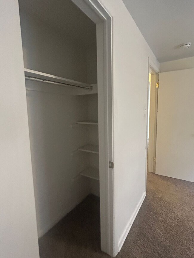 Building Photo - Available June- 1 Bed/1 Bath Lindsley Park Condo