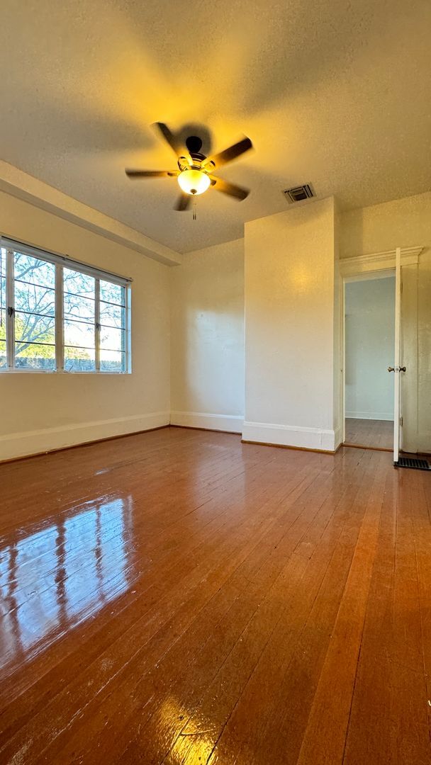 Building Photo - 3 bedroom historic home near U of A Campus and downtown!