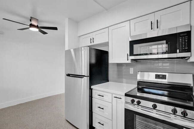 Building Photo - 1821 Middle River Dr