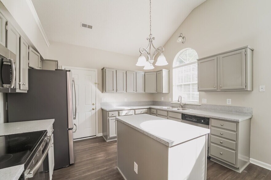 Building Photo - 7437 Reedy Creek Rd
