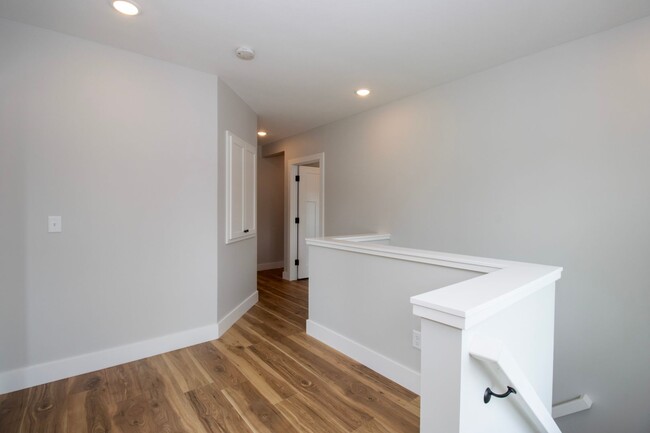 Building Photo - Three Bedroom Condo