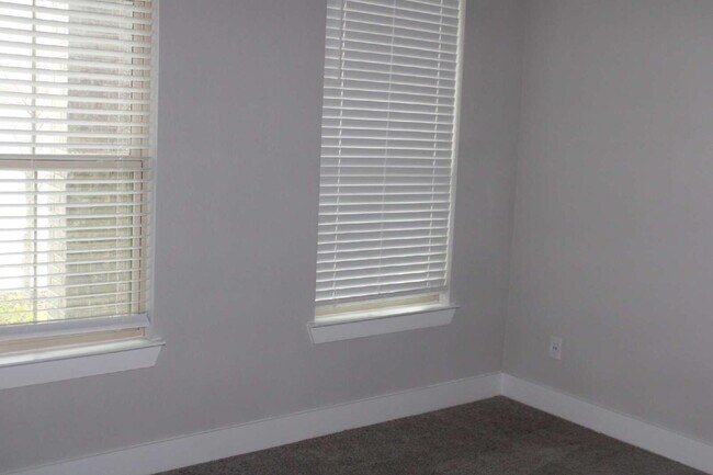 Building Photo - 3104 Armstrong Ave