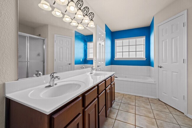 Building Photo - 3 Bed, 2 Bath Home Near Osage Park & Walma...