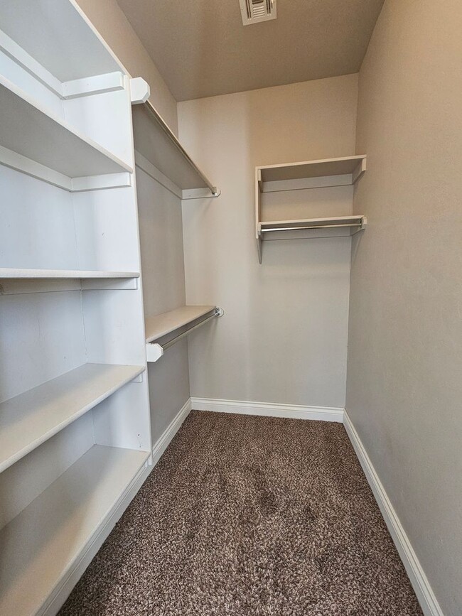 Building Photo - (2) Bed/(2.5) Bath Townhome in Gated Commu...