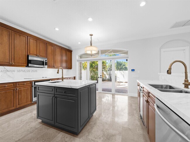 Building Photo - 827 SE 2nd Ct