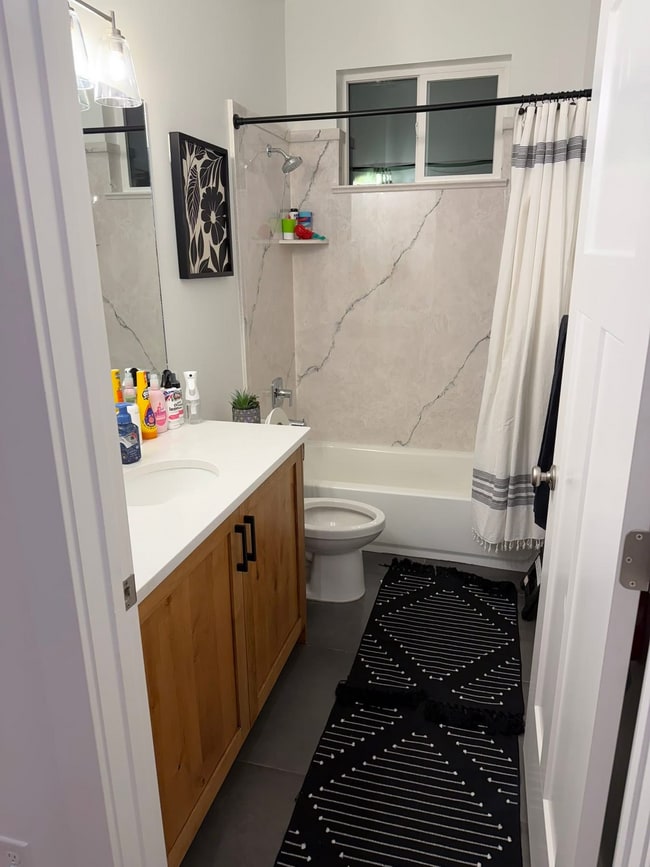 Building Photo - 695 E Vis Ln