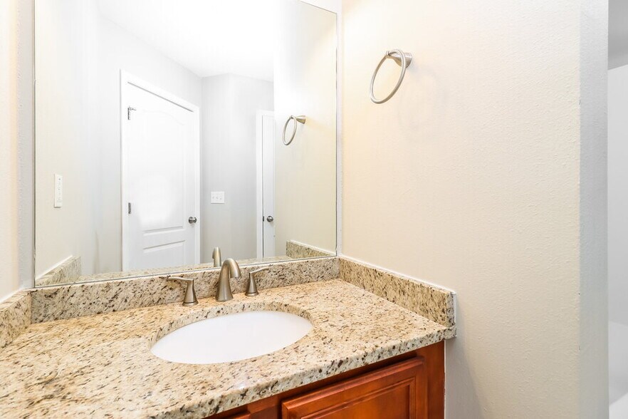 Building Photo - 6682 Silk Tree Pointe