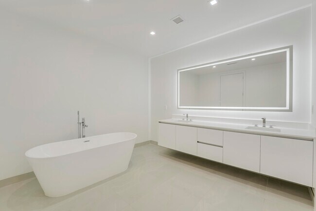 Building Photo - 220 Lake Shore Dr