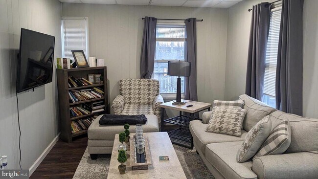 Building Photo - 604 W Holly Ave