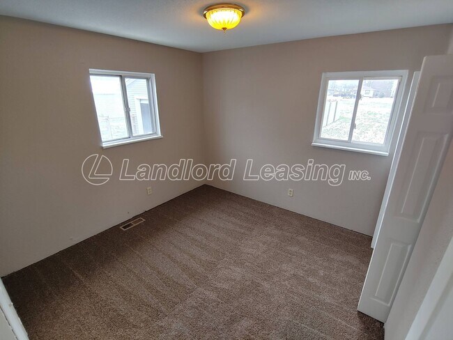 Building Photo - Reduced Deposit $595.00 Freshly painted 3 bedroom with new flooring throughout!
