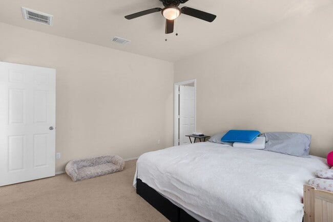 Building Photo - 4-bedroom 2-bathroom house!  Close to Fort Hood!