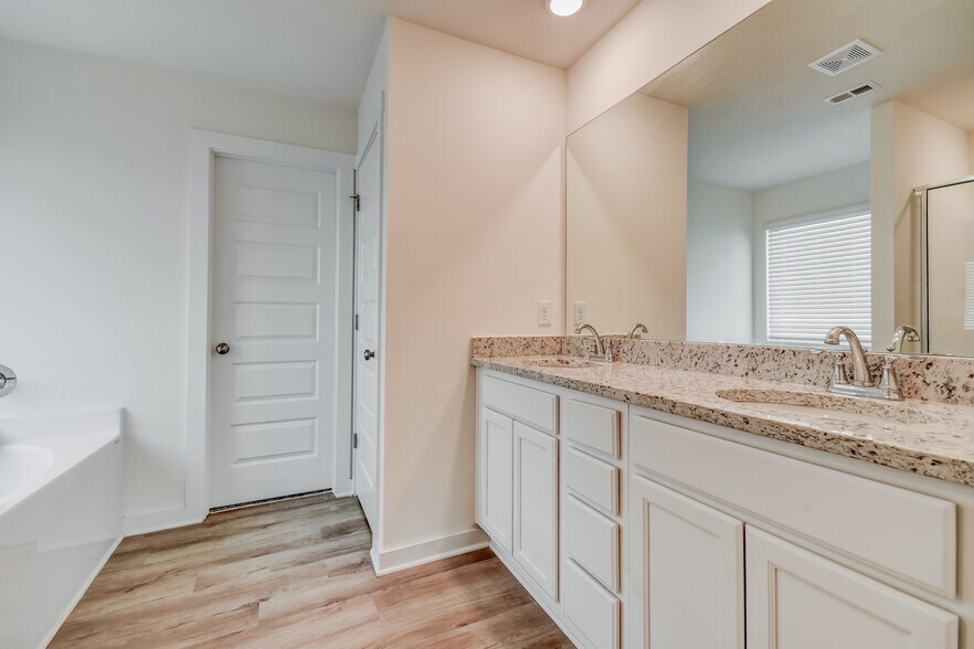 Building Photo - 12 Deer Creek Dr