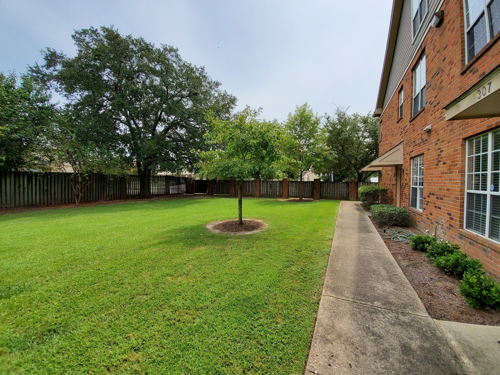 Building Photo - 710 E Boyd Dr