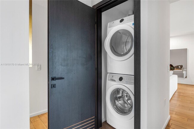 Building Photo - 398 NE 5th St