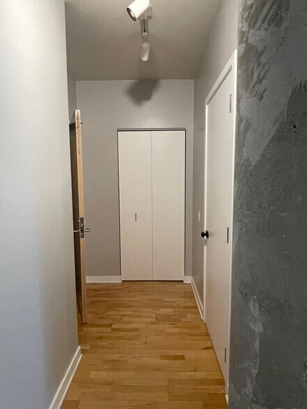 Front Hallway - 720 N Larrabee St Unit 1707