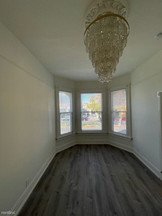 Building Photo - 723 27th St