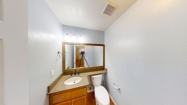 Building Photo - Beautiful 2 story 4 bed/2.5 bath Home in Y...