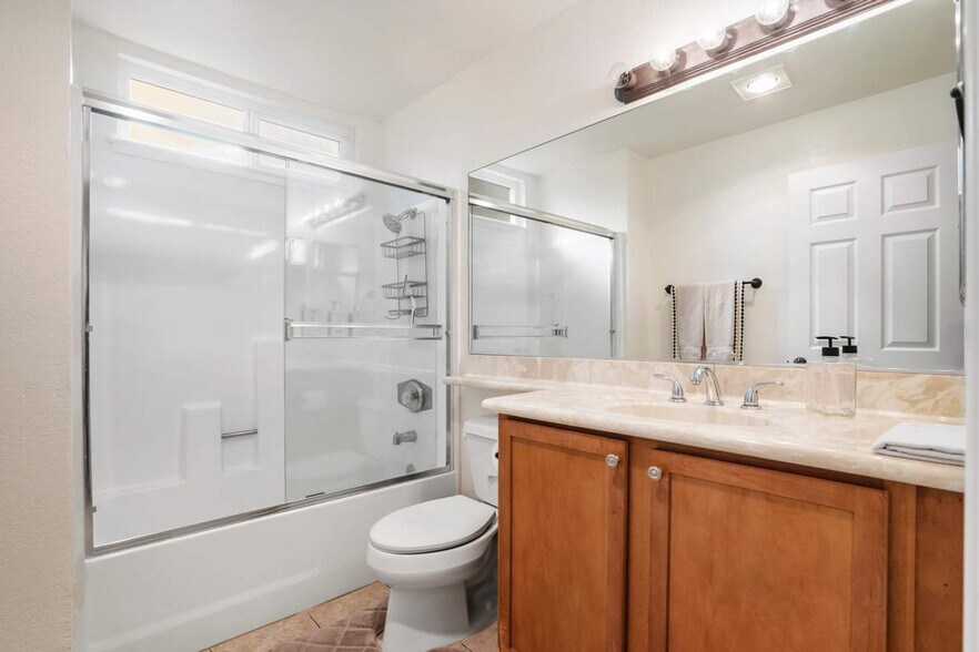 Building Photo - 1000 Estes St