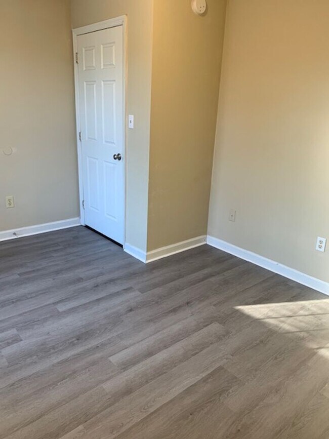 Building Photo - 20 Bedroom, 2 bath home located close to Downtown Nicholasville, KY