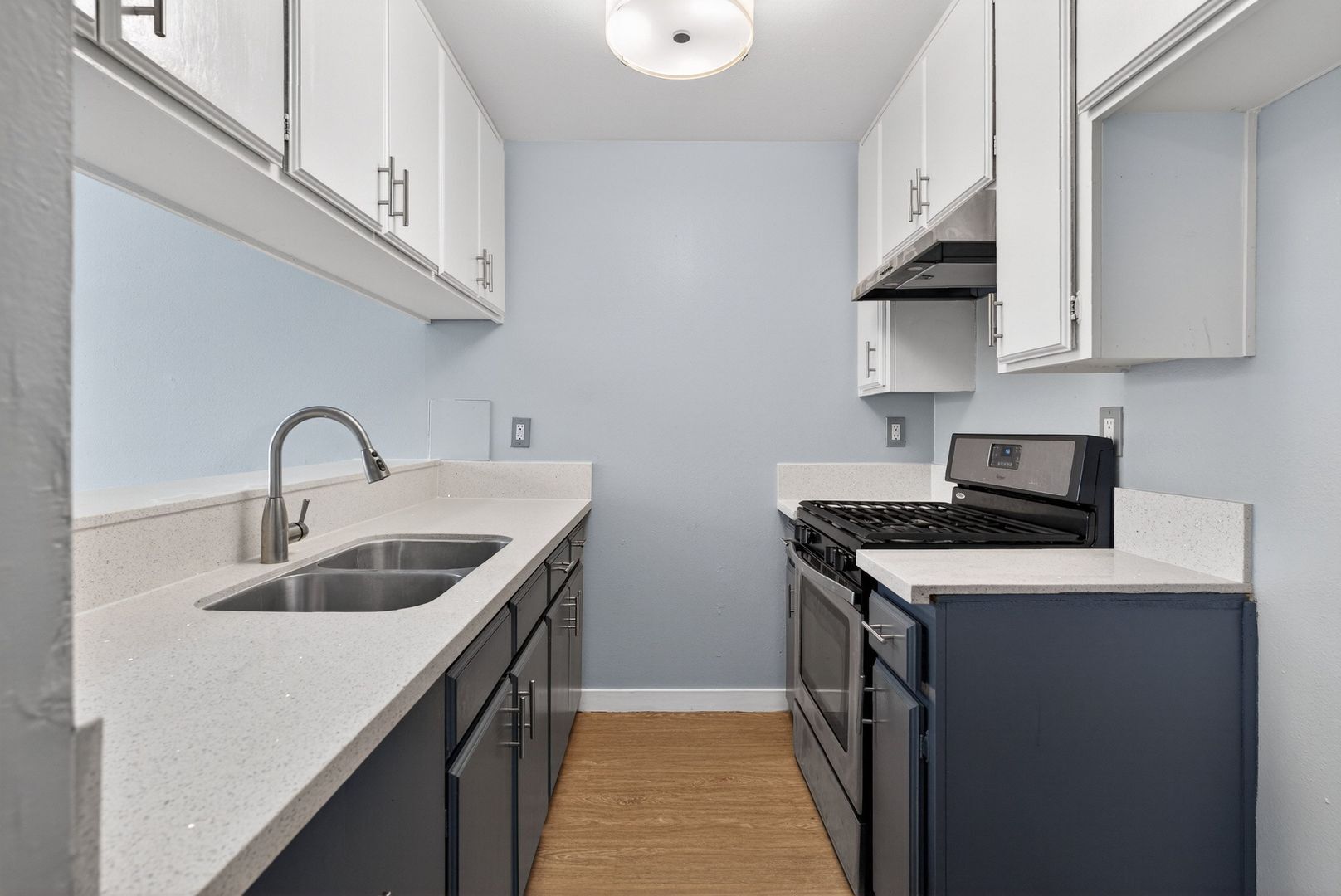 Building Photo - 533 E 11th St