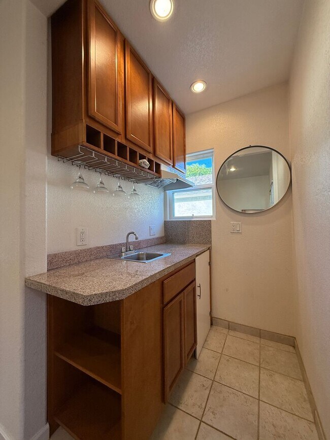 Building Photo - 2007 Poli St