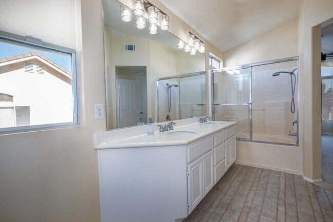 Building Photo - 1 Quebec