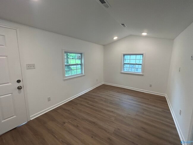 Building Photo - 325 Sectionline St