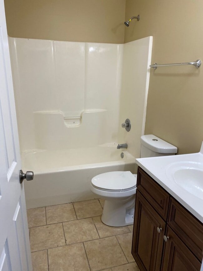 Building Photo - Now available 3 bedroom 2 bath single fami...