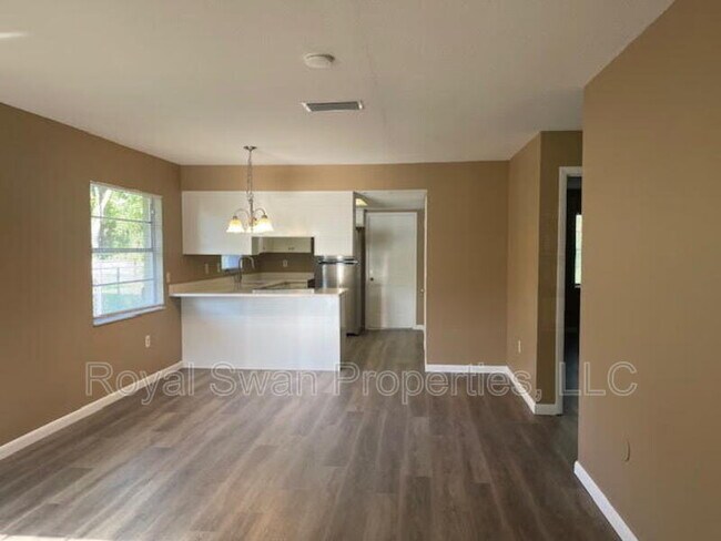 Building Photo - 724 Zella Ln