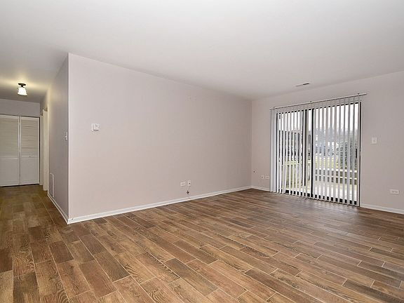 Building Photo - "Charming 2-Bedroom Oasis with 2 Full Bath...