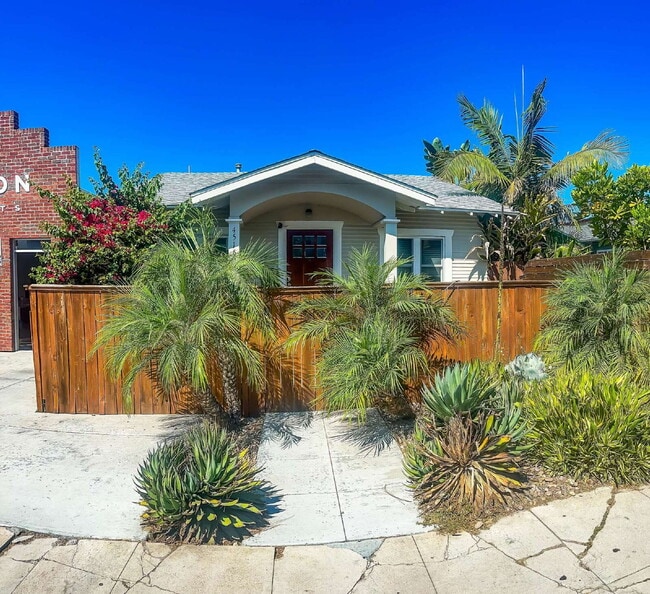 Primary Photo - **LOOK NO FURTHER!!! Your New Cottage-Styl...