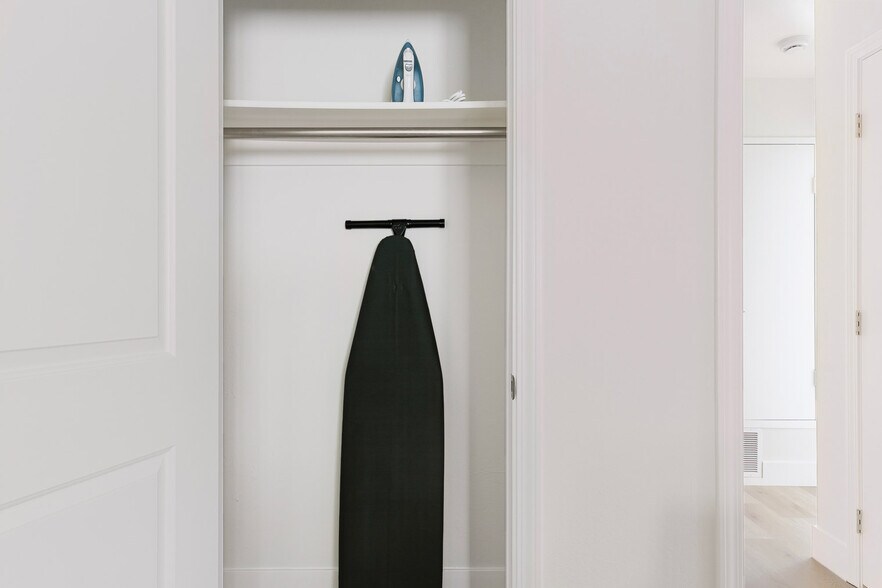 Building Photo - 848 Jordan Ave