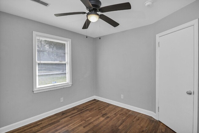 Building Photo - Cozy 2 Bedroom Home with Large Yard | Move-In Ready