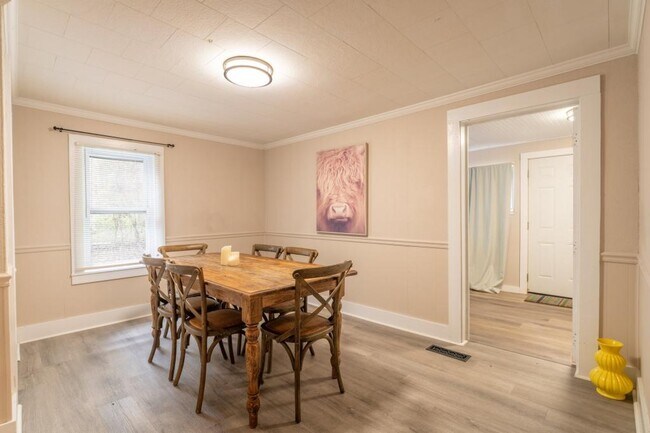 Building Photo - 703 W 2nd Ave