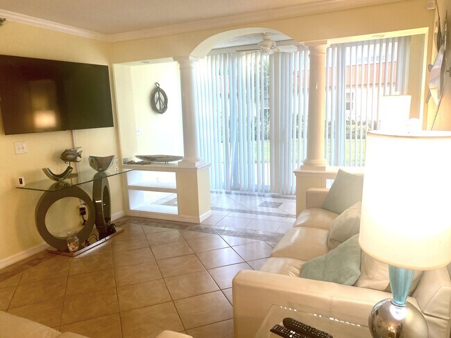 On VENICE ISLAND - 232 Saint Augustine Ave