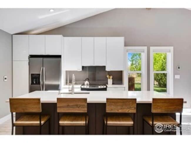 Building Photo - Recently Renovated and Updated 5 BR Townho...