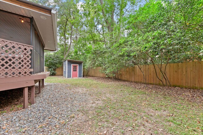 Building Photo - 3/2 House by TMH!! Available April!! fully furnished, 6 or 12 month lease available