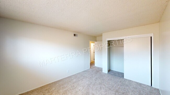 Building Photo - Large 3 Bedroom Townhome!
