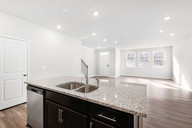 Building Photo - Move-In Ready 4-Bedroom Townhome in Rosedale!