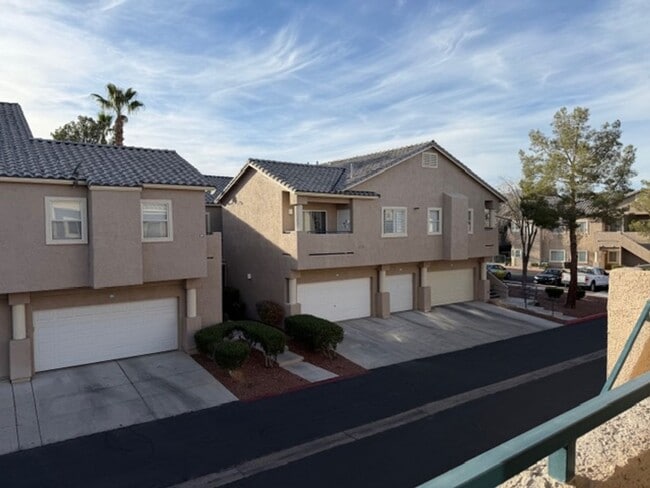 Building Photo - Beautiful, spacious top-floor 2-bedroom, 2-bathroom condo in the Southwest