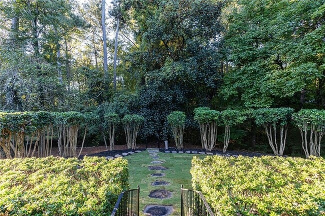 Building Photo - 200 W Paces Ferry Rd NW